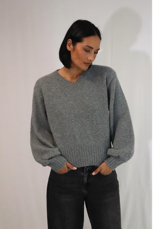 Celia  V-Neck.  TATĀNO