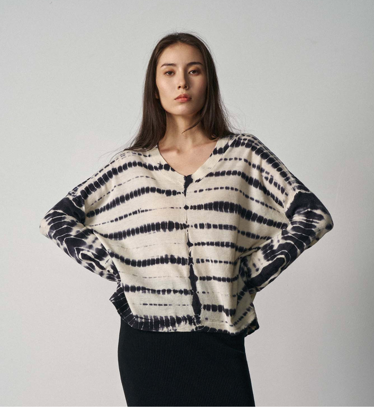 N.2119D FINE KNIT SUMMER DYE V-NECK Alegar