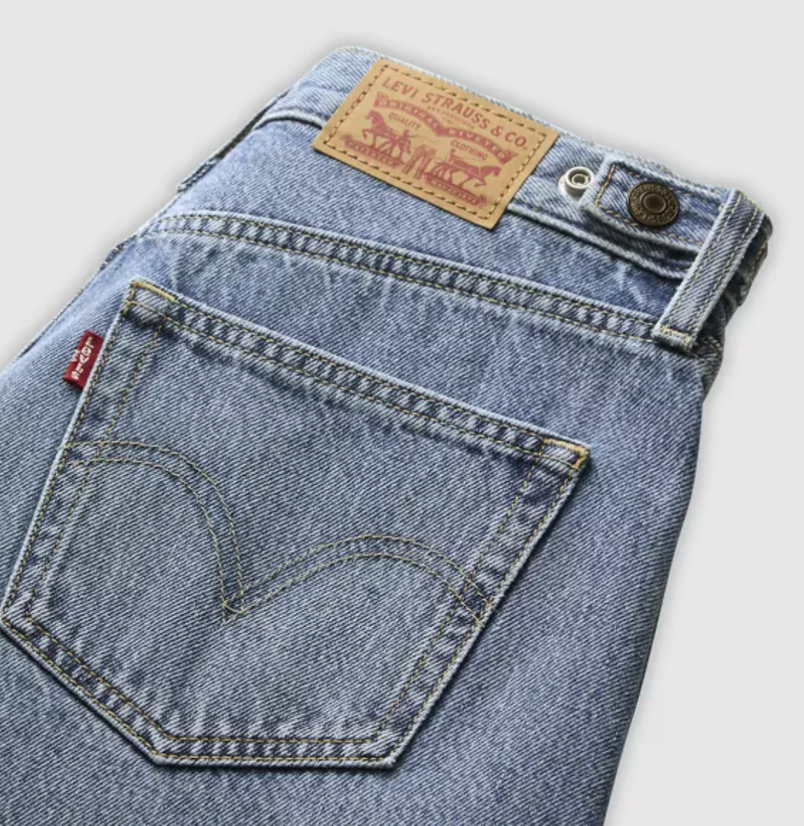 LEVI'S® WOMEN'S CINCH BARREL JEANS