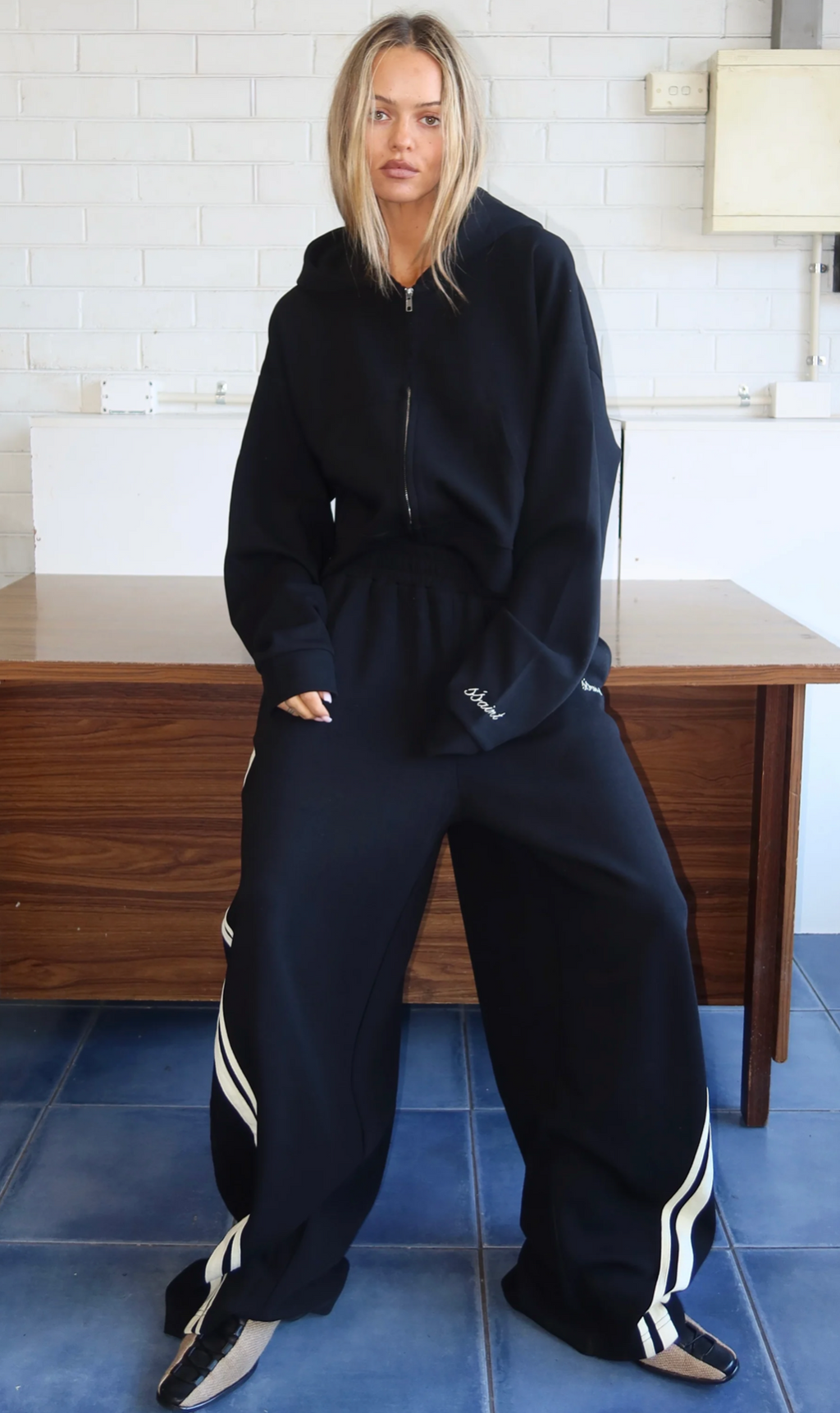SŚAINT Cropped Hoodie Black/Butter