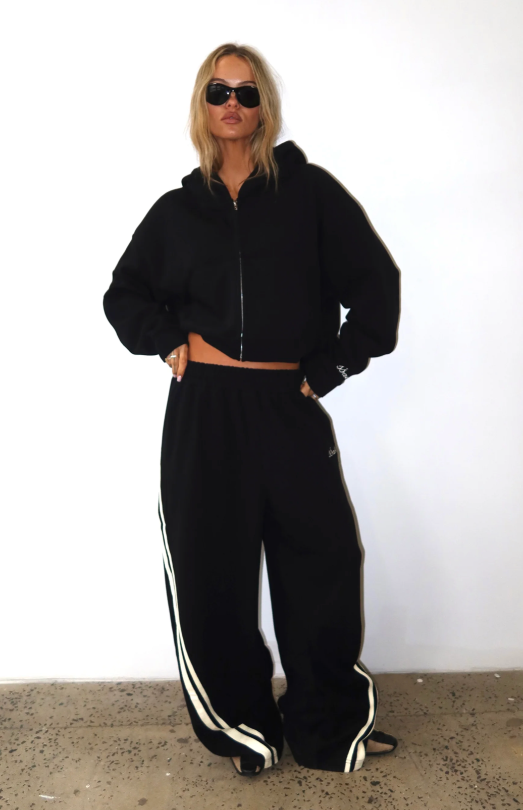 SŚAINT Cropped Hoodie Black/Butter